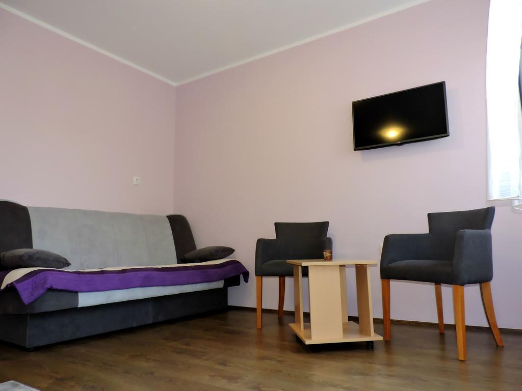 B&B Zmajevo Gnezdo 021 Sremska Kamenica Værelse billede