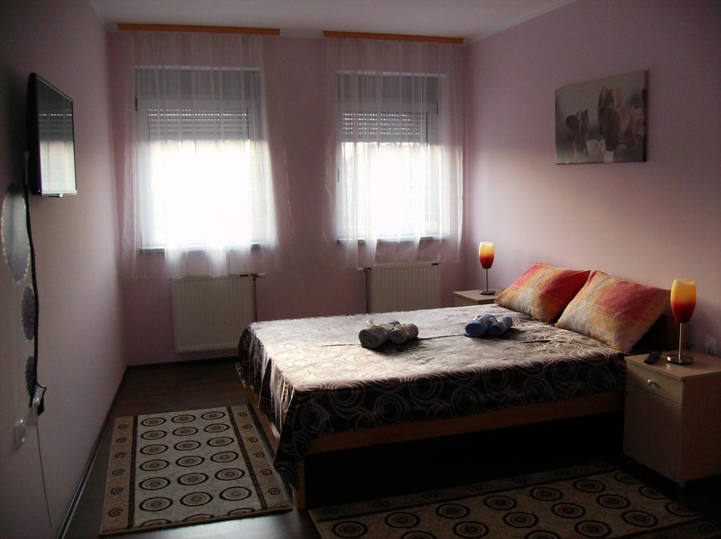 B&B Zmajevo Gnezdo 021 Sremska Kamenica Værelse billede