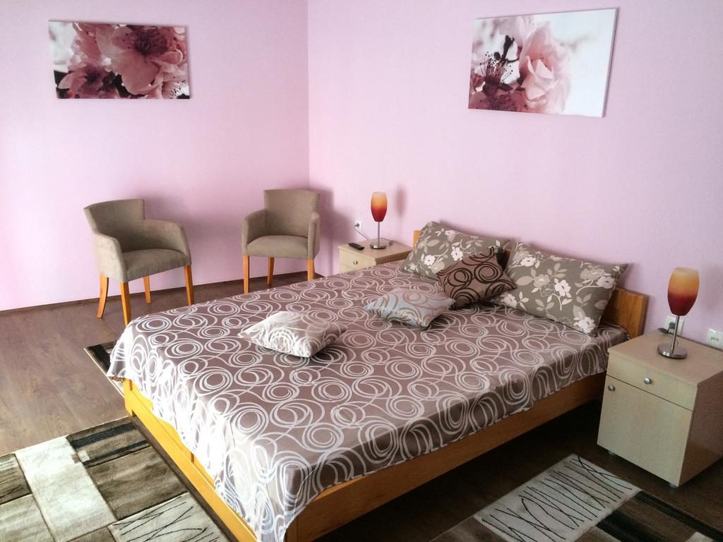 B&B Zmajevo Gnezdo 021 Sremska Kamenica Værelse billede